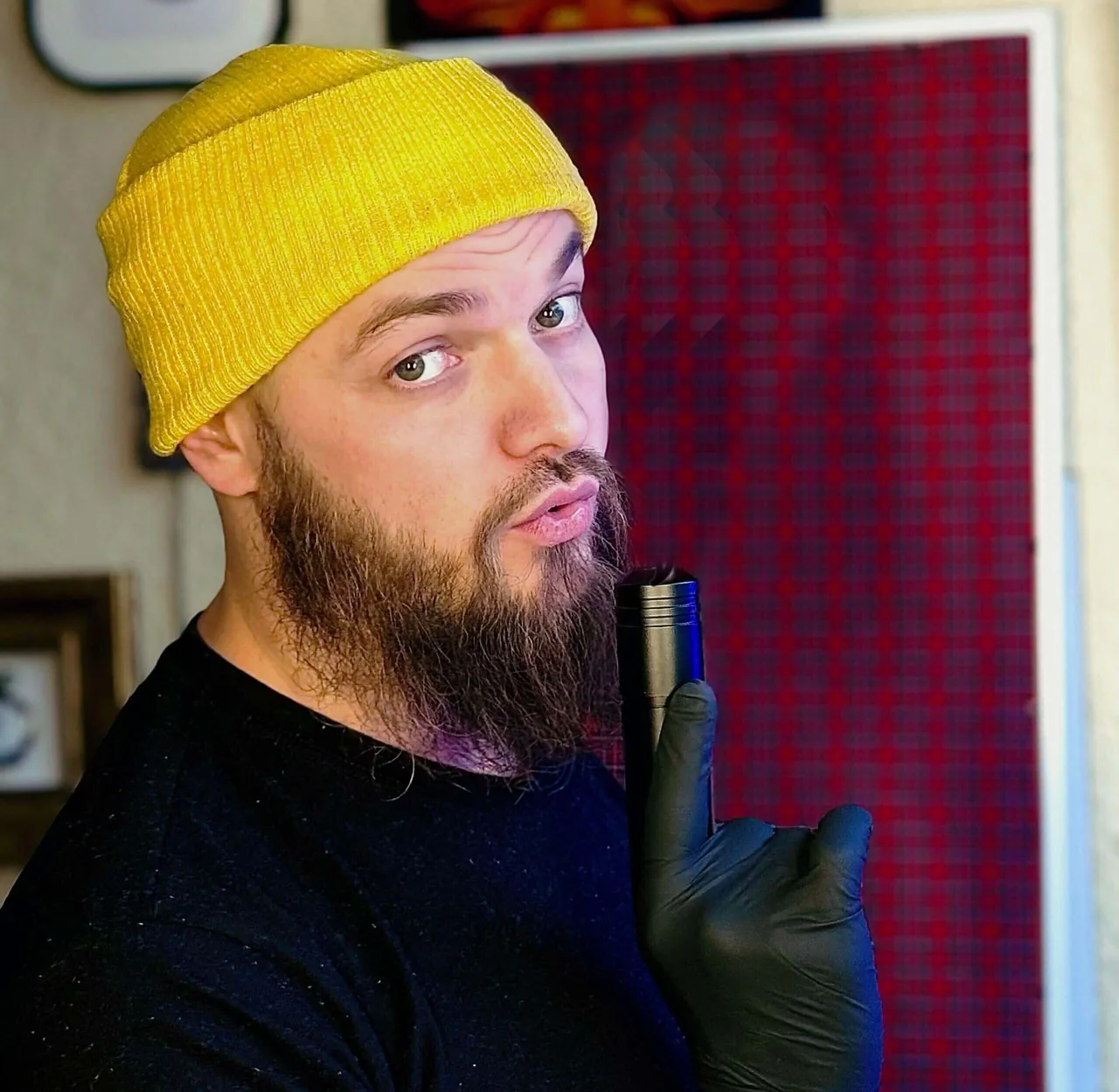 Jack, Tätowierer bei Jack Tattoo, mit gelber Mütze und Tattoo-Maschine