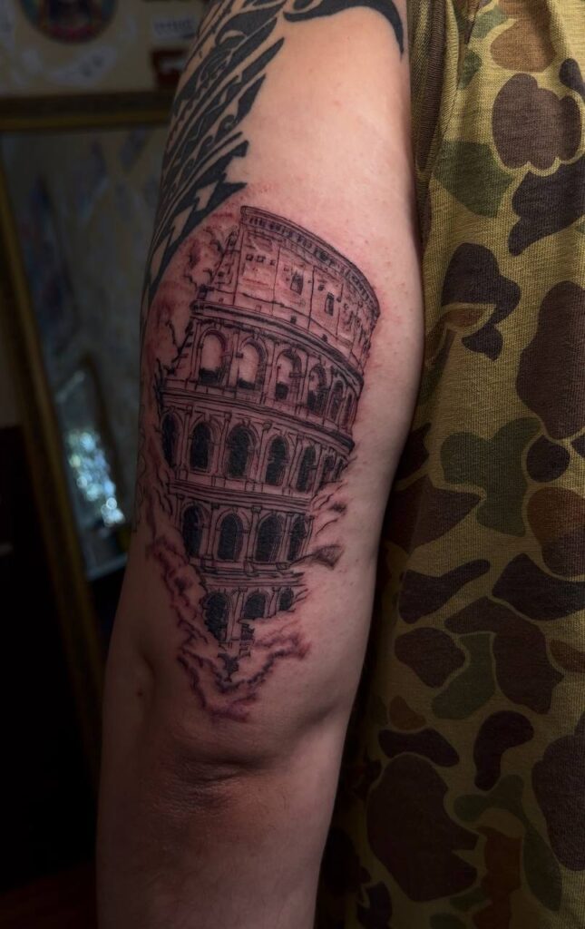 Black & Grey Tattoo am Oberarm: Kolosseum