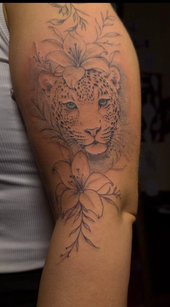 Leopard mit Lilien am Oberarm, Black & Grey mit feiner Schattierung