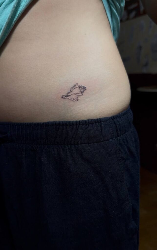 Kleines Fine Line Tattoo an der Taille