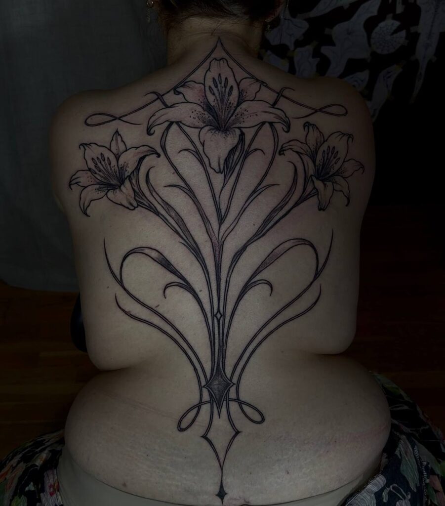 Großes florales Rückentattoo mit Lilien und Ornamenten
