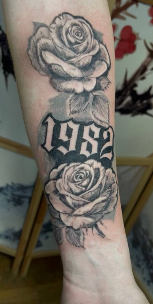 Zwei Rosen mit Jahreszahl 1982 am Unterarm, Black & Grey